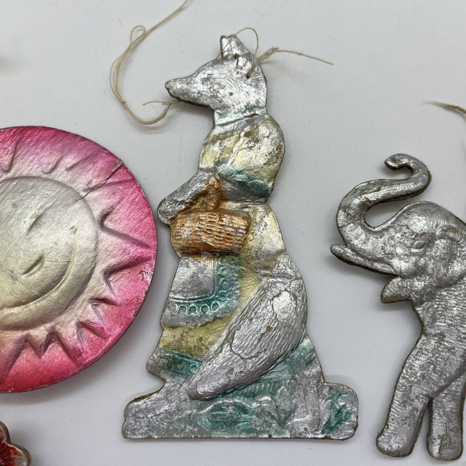 Набор из 6-ти винтажных ёлочных игрушек различных форм и расцветок, картон, штамповка, аэрография