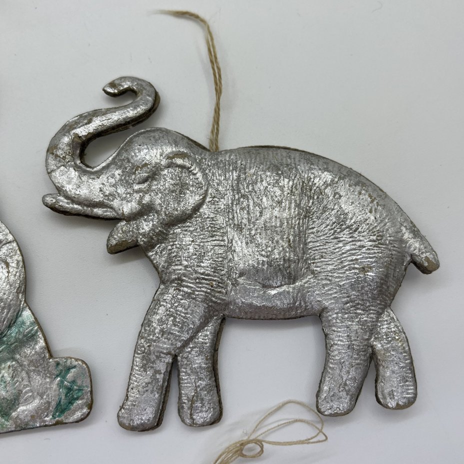 Набор из 6-ти винтажных ёлочных игрушек различных форм и расцветок, картон, штамповка, аэрография