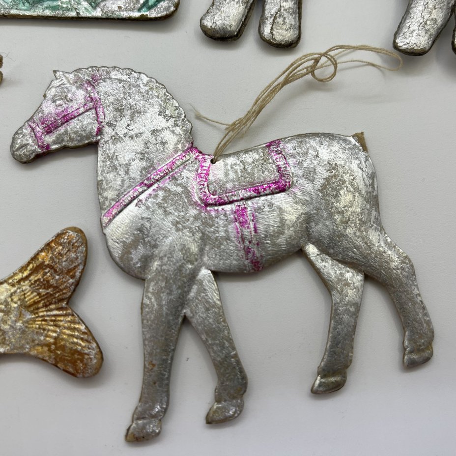 Набор из 6-ти винтажных ёлочных игрушек различных форм и расцветок, картон, штамповка, аэрография