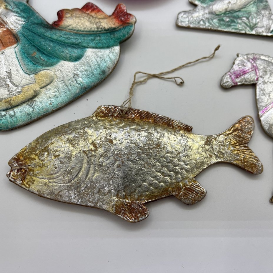 Набор из 6-ти винтажных ёлочных игрушек различных форм и расцветок, картон, штамповка, аэрография