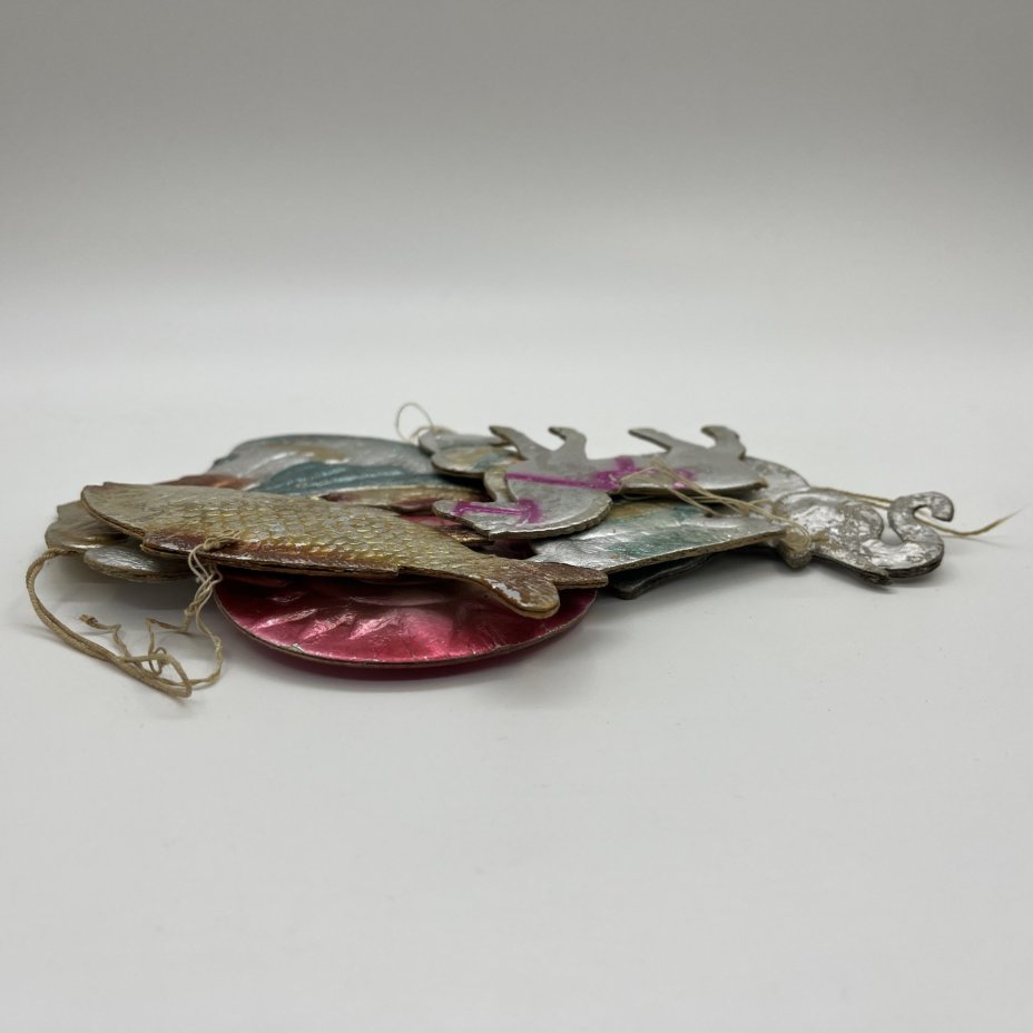 Набор из 6-ти винтажных ёлочных игрушек различных форм и расцветок, картон, штамповка, аэрография