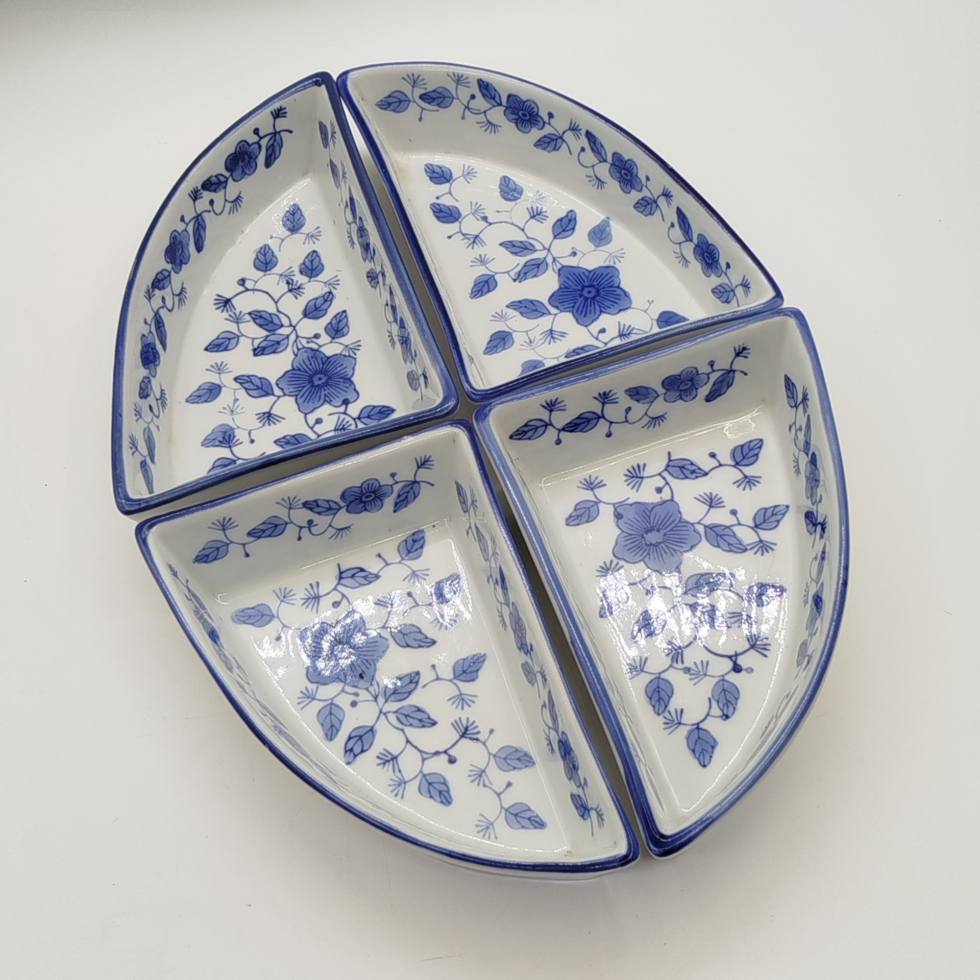 Менажница четырехсекционная с флористическим узором, фарфор, роспись, Восточная Европа, 1970-1990 гг.