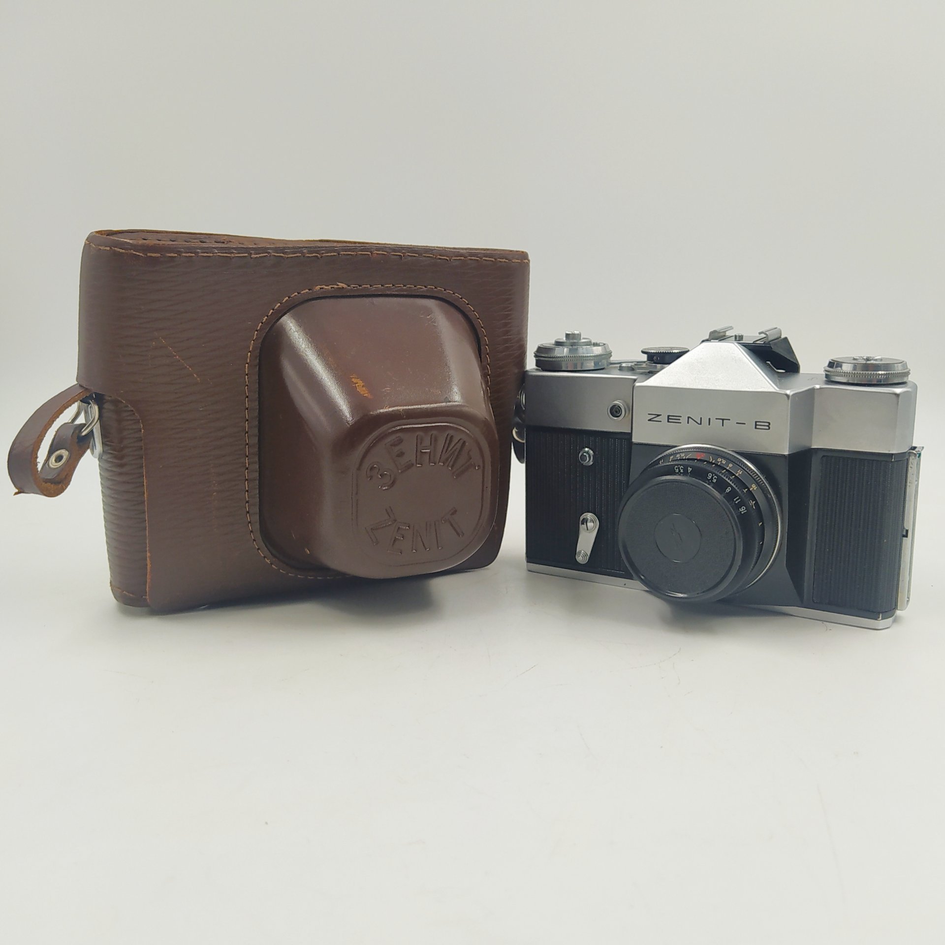 Фотоаппарат "Зенит-В" с объективом "Индустар-50-2" в оригинальном кофре, металл, пластик, кожа, стекло, Красногорский механический завод (КМЗ), СССР, 1972 г.