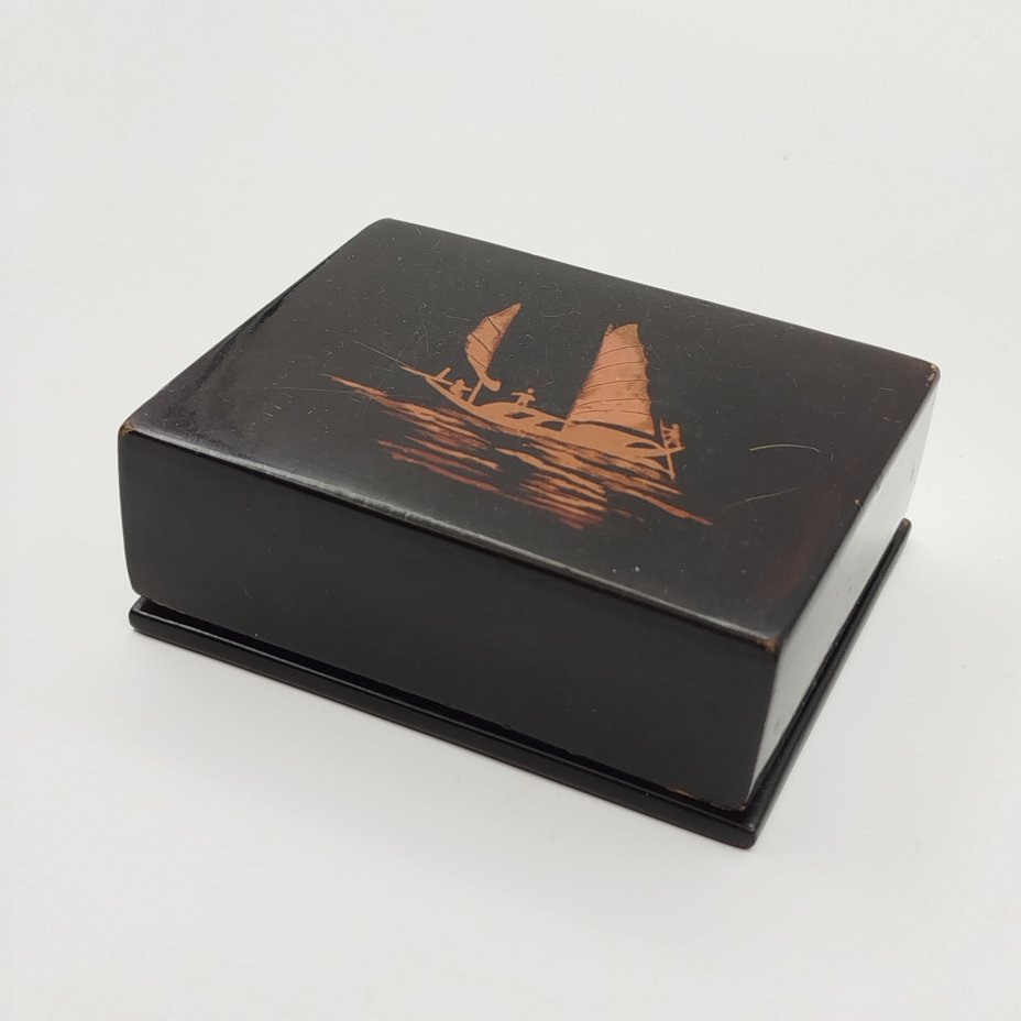 Шкатулка с изображением парусника