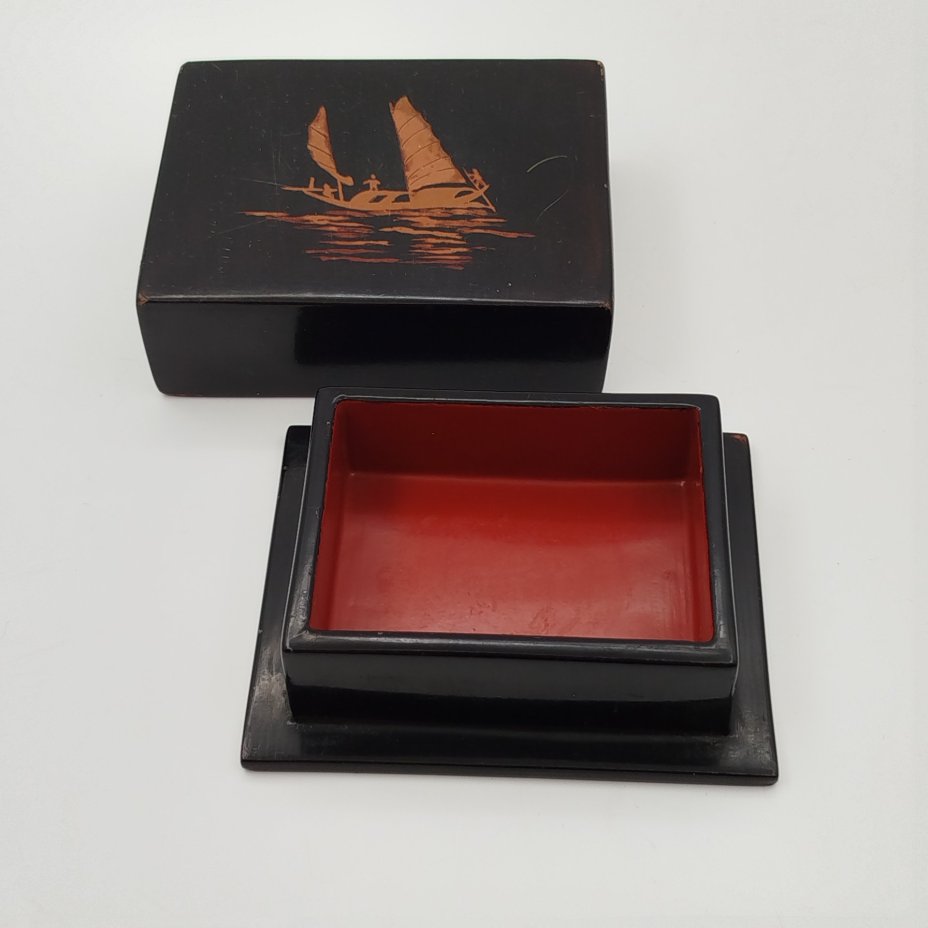 Шкатулка с изображением парусника