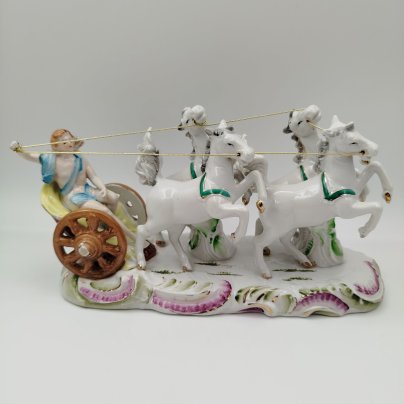 Статуэтка (скульптурная композиция) "Стремительная колесница", фарфор, роспись, золочение, Германия, 1940-1960 гг.