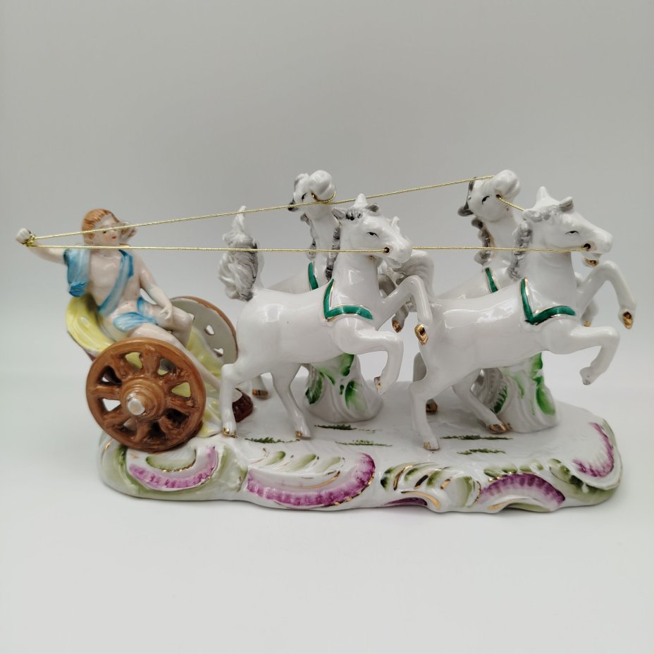 Статуэтка (скульптурная композиция) "Стремительная колесница", фарфор, роспись, золочение, Германия, 1940-1960 гг.