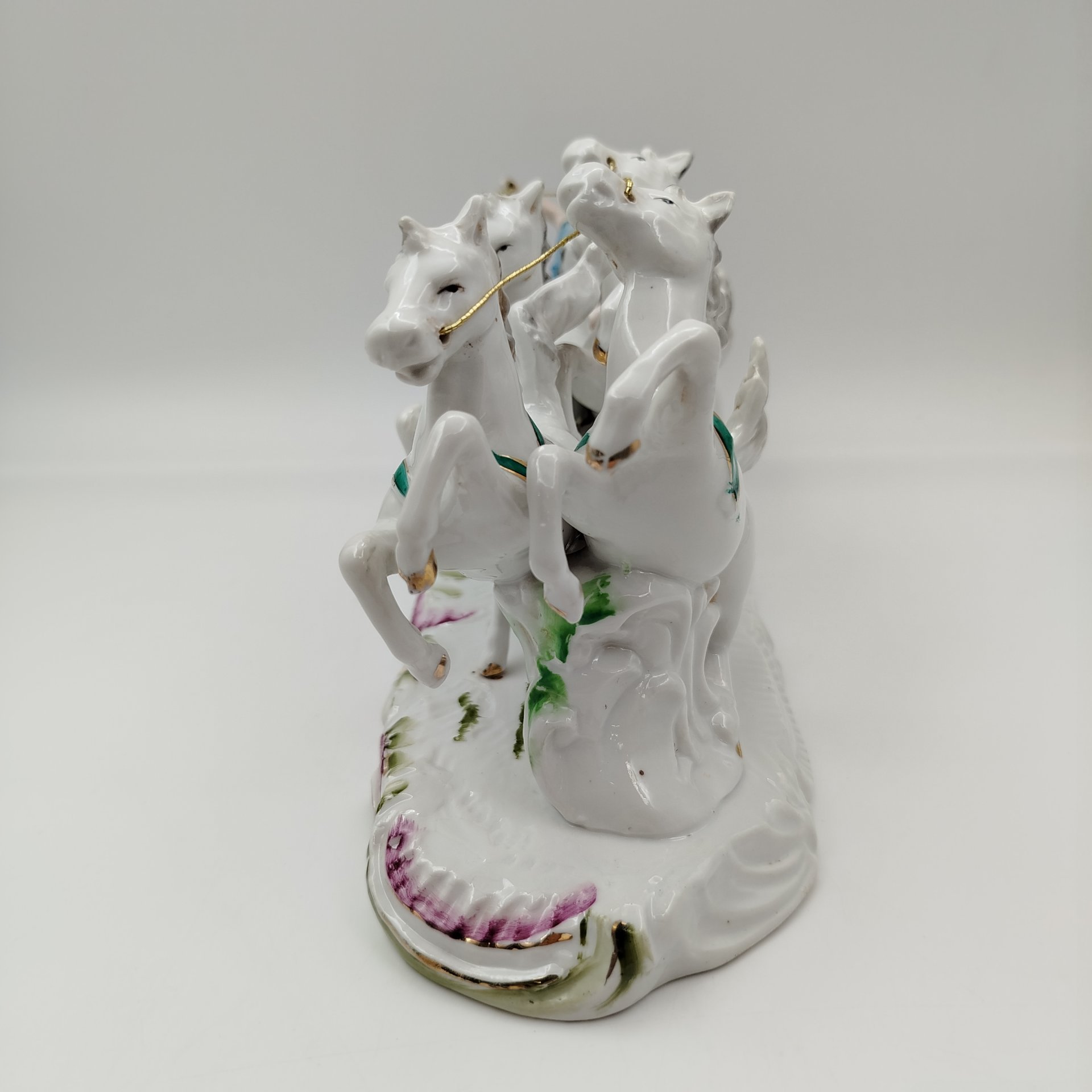 Статуэтка (скульптурная композиция) "Стремительная колесница", фарфор, роспись, золочение, Германия, 1940-1960 гг.