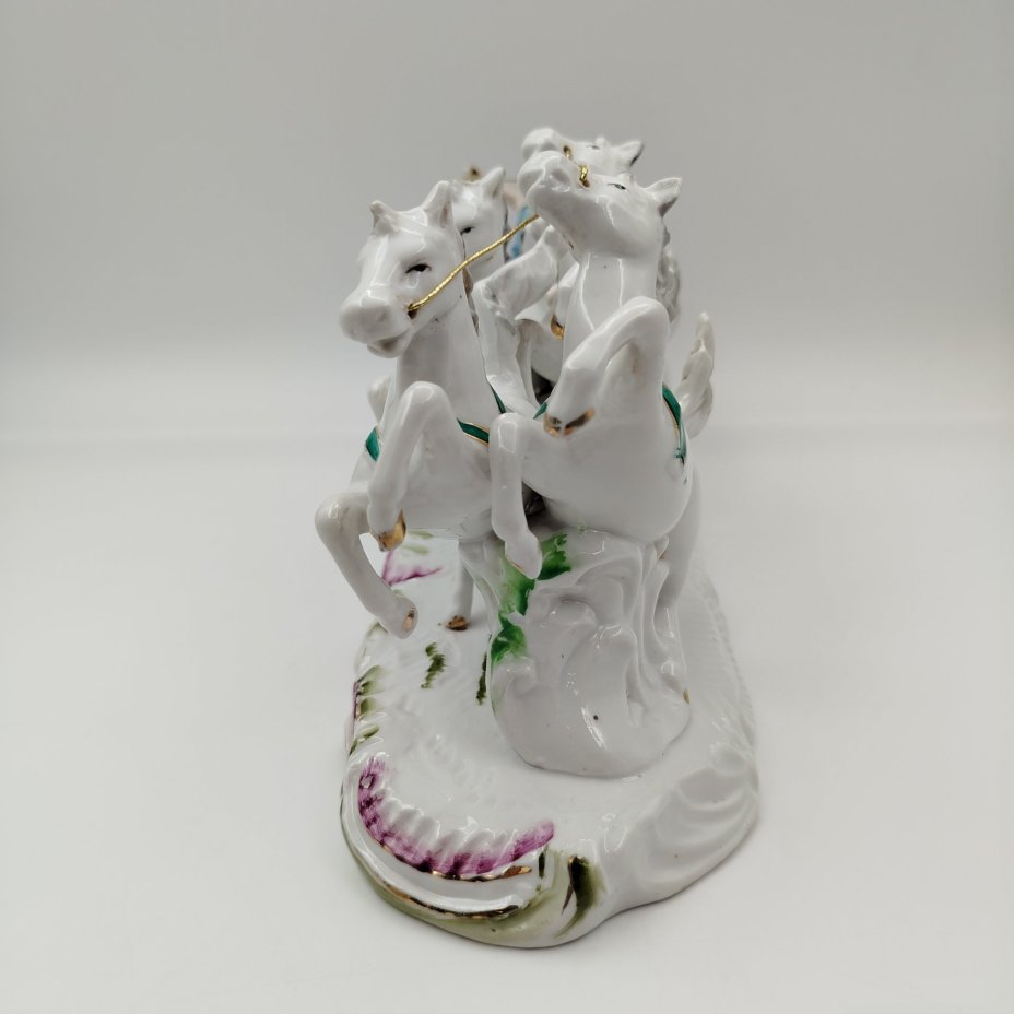 Статуэтка (скульптурная композиция) "Стремительная колесница"