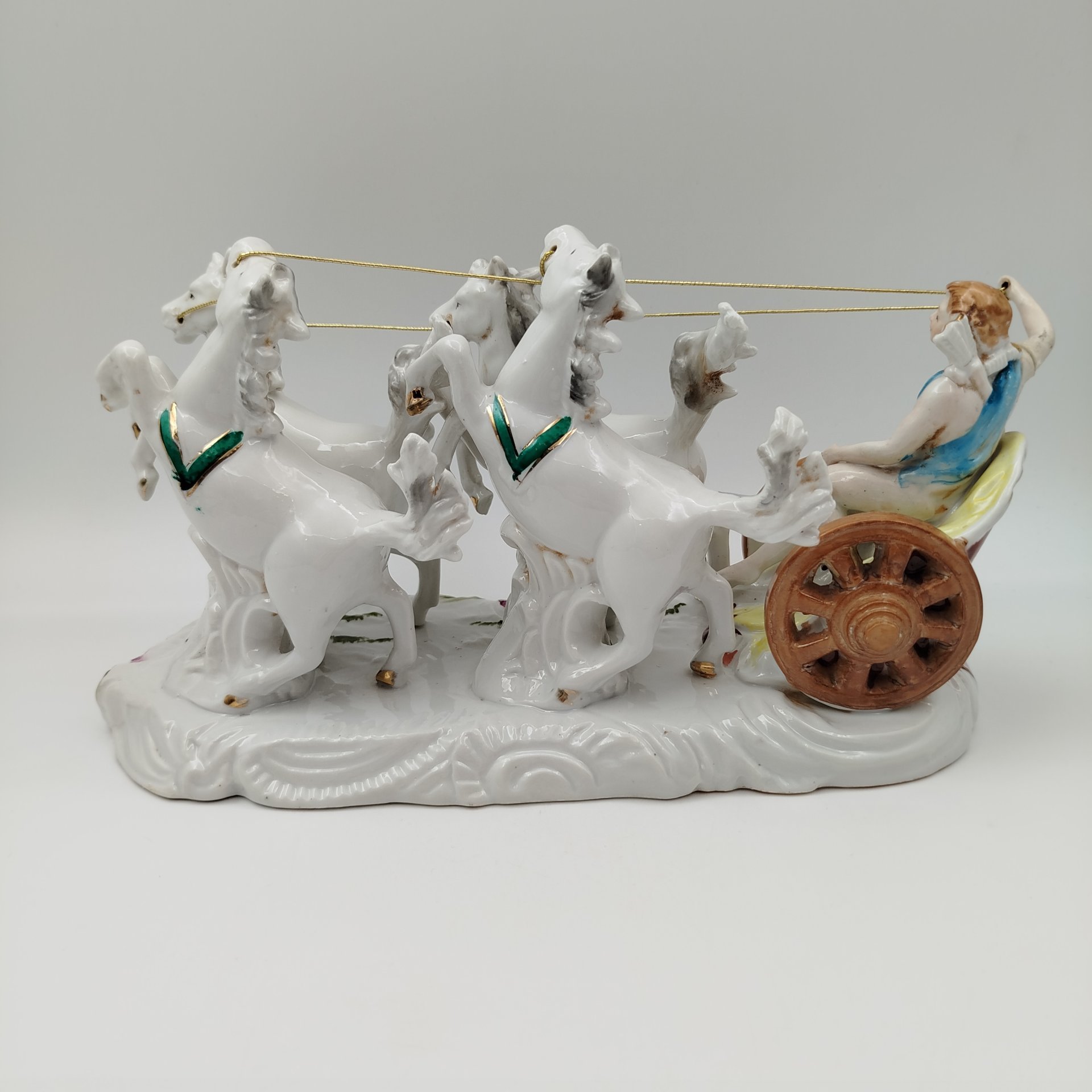 Статуэтка (скульптурная композиция) "Стремительная колесница", фарфор, роспись, золочение, Германия, 1940-1960 гг.