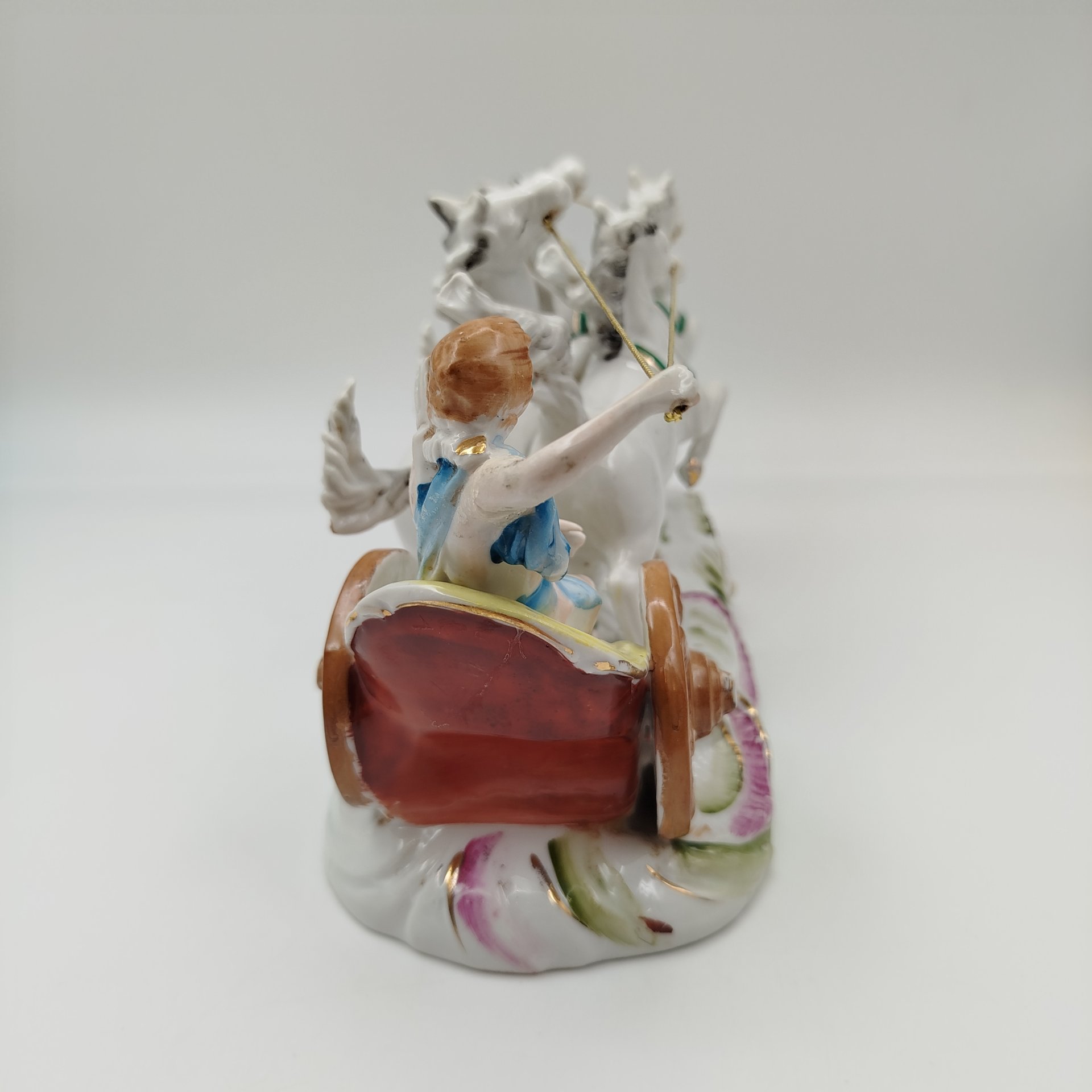 Статуэтка (скульптурная композиция) "Стремительная колесница", фарфор, роспись, золочение, Германия, 1940-1960 гг.