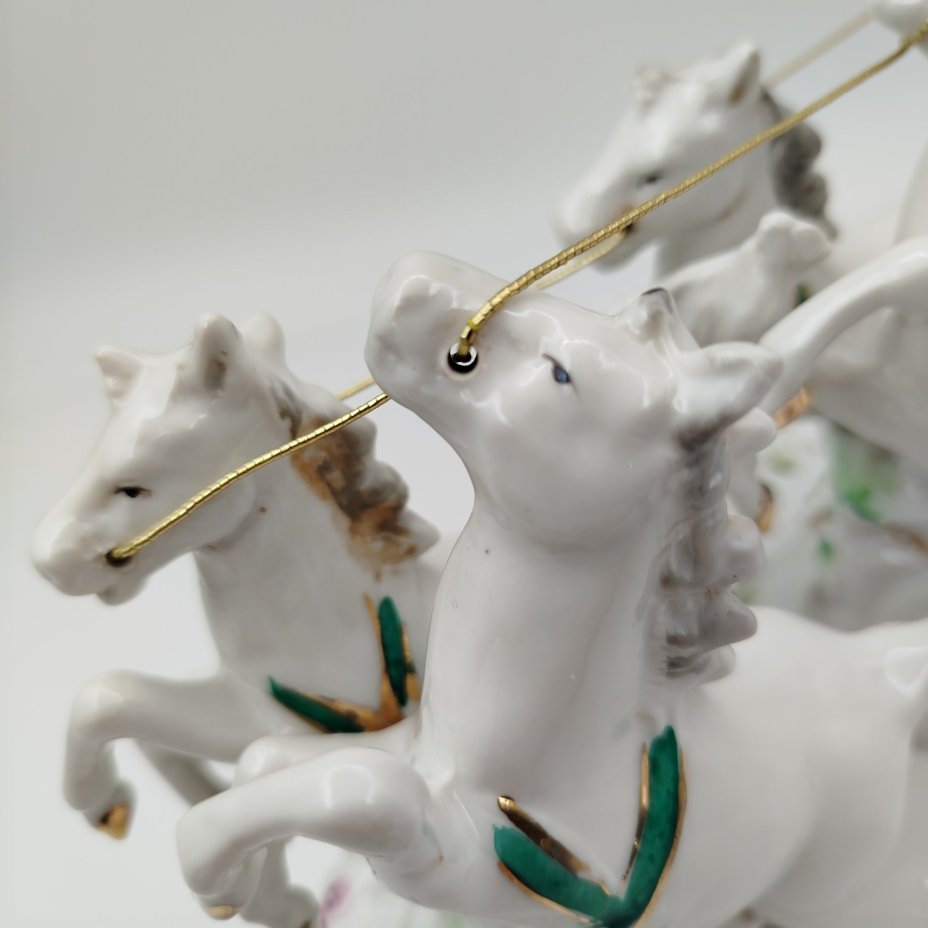 Статуэтка (скульптурная композиция) "Стремительная колесница"