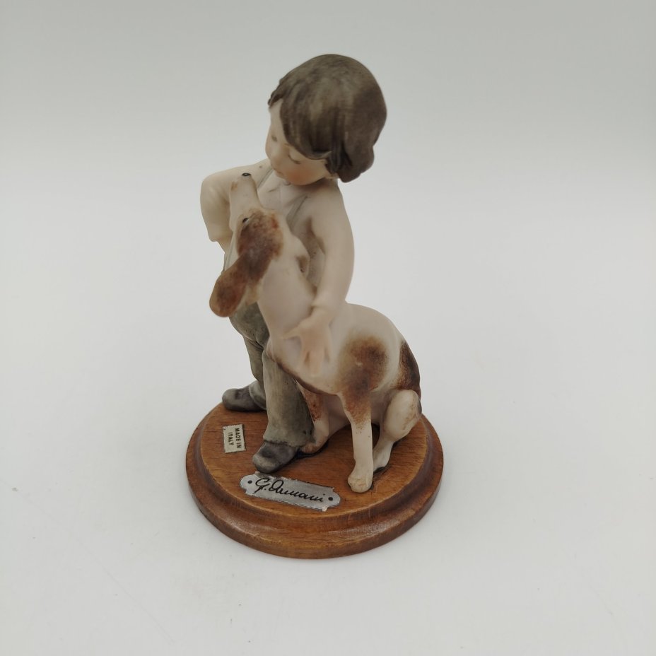 Статуэтка "Мальчик и собака", автор G.Armani, Capodimonte (Каподимонте)