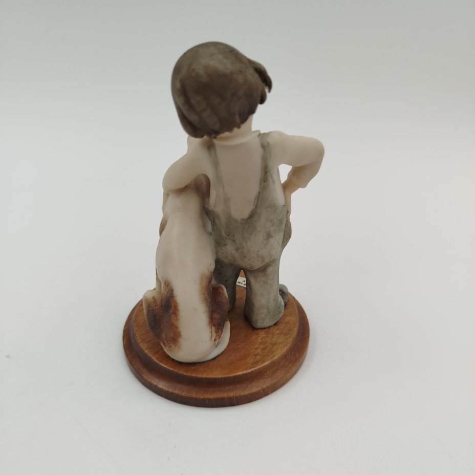 Статуэтка "Мальчик и собака", автор G.Armani, Capodimonte (Каподимонте)