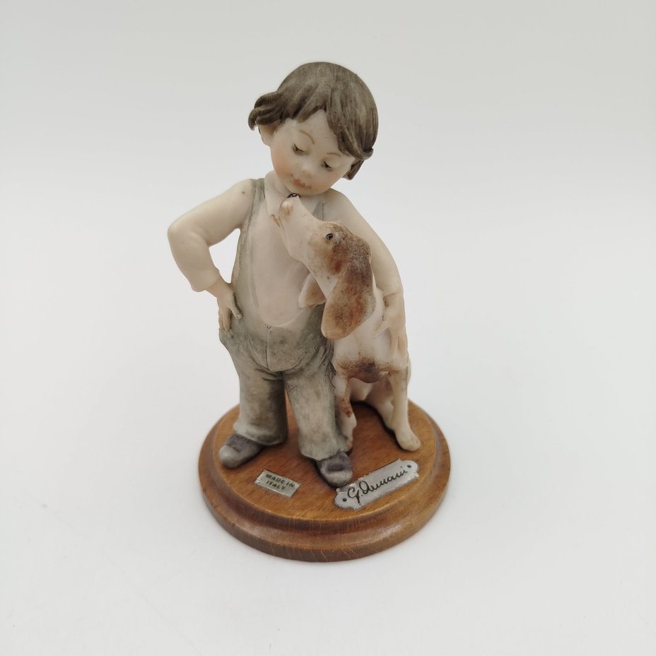 Статуэтка "Мальчик и собака", автор G.Armani, Capodimonte (Каподимонте)