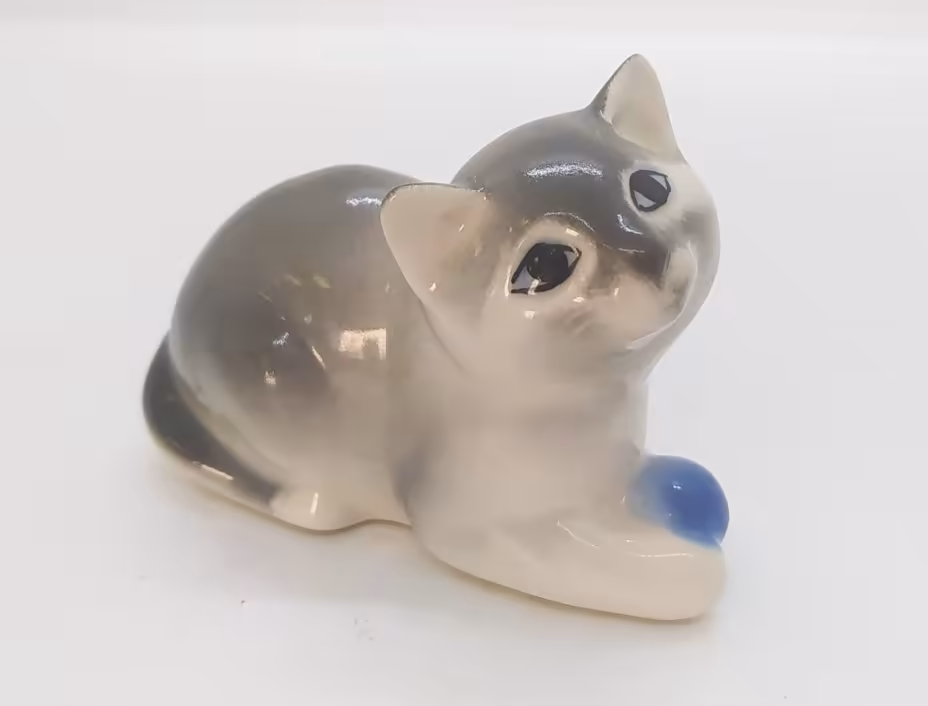 Статуэтка "Котёнок с мячом", Ленинградский фарфоровый завод (ЛФЗ)