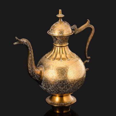 Кофейник с зооморфным носиком, украшен растительным узором по тулову