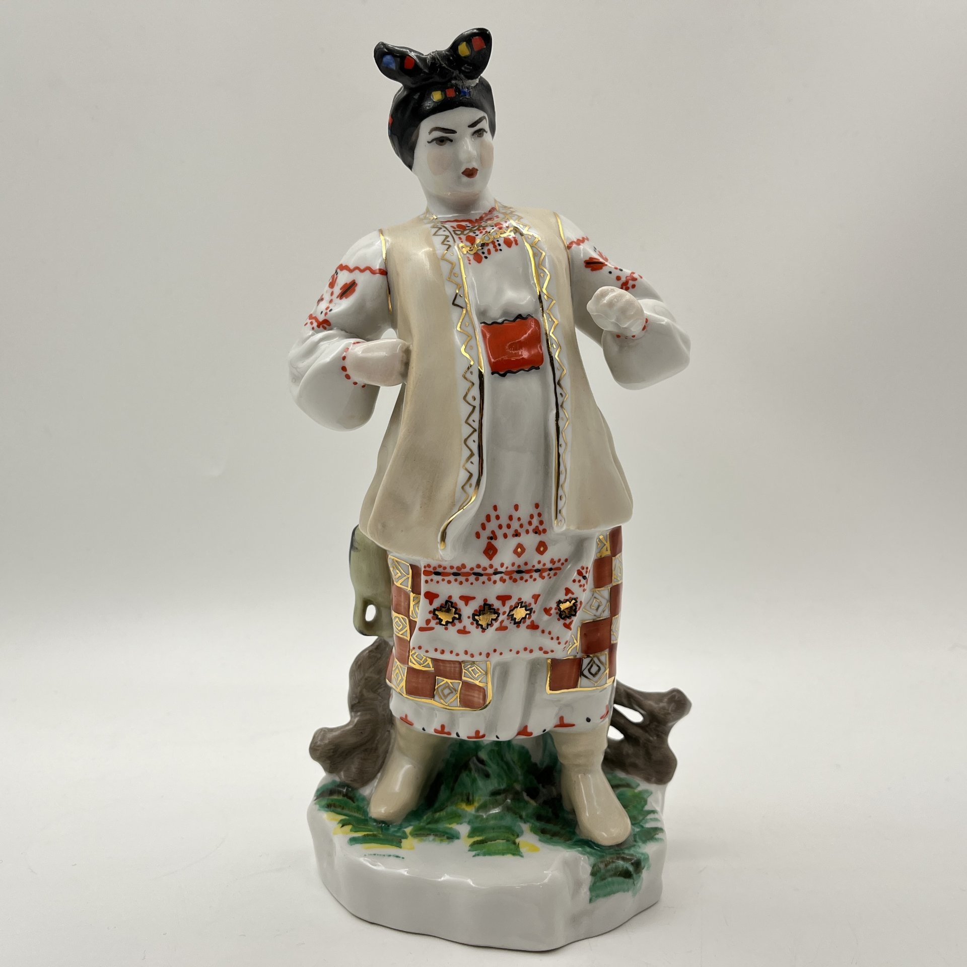 Статуэтка "Одарка", скульптор В.И. Щербина, фарфор, роспись, золочение, Киевский экспериментальный керамико-художественный завод (КЭКХЗ), СССР, 1976-1991 гг.