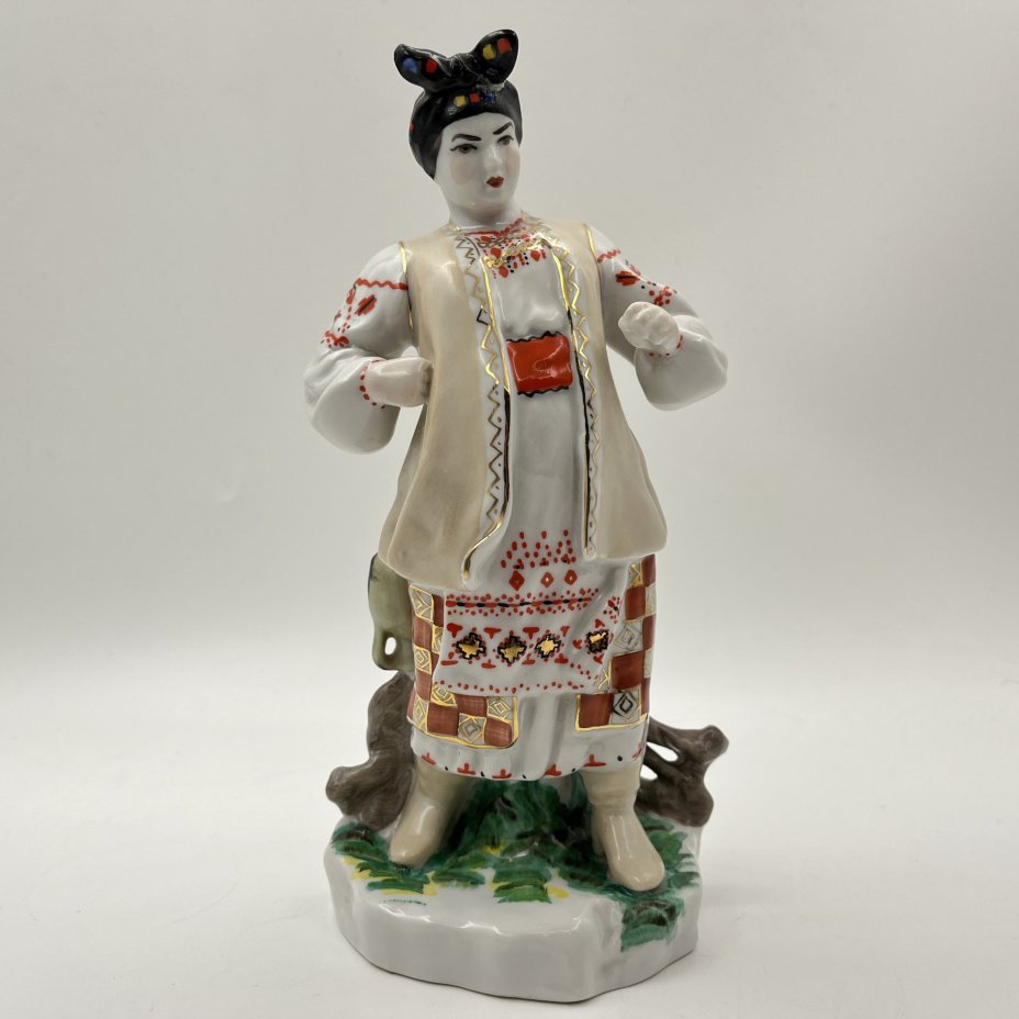Статуэтка "Одарка", скульптор В.И. Щербина, фарфор, роспись, золочение, Киевский экспериментальный керамико-художественный завод (КЭКХЗ), СССР, 1976-1991 гг.