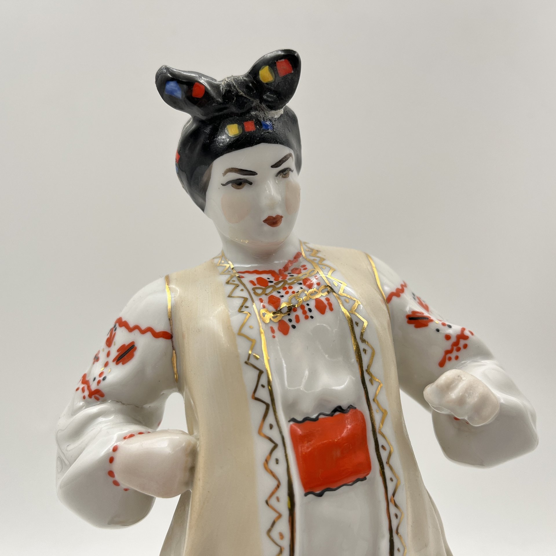 Статуэтка "Одарка", скульптор В.И. Щербина, фарфор, роспись, золочение, Киевский экспериментальный керамико-художественный завод (КЭКХЗ), СССР, 1976-1991 гг.