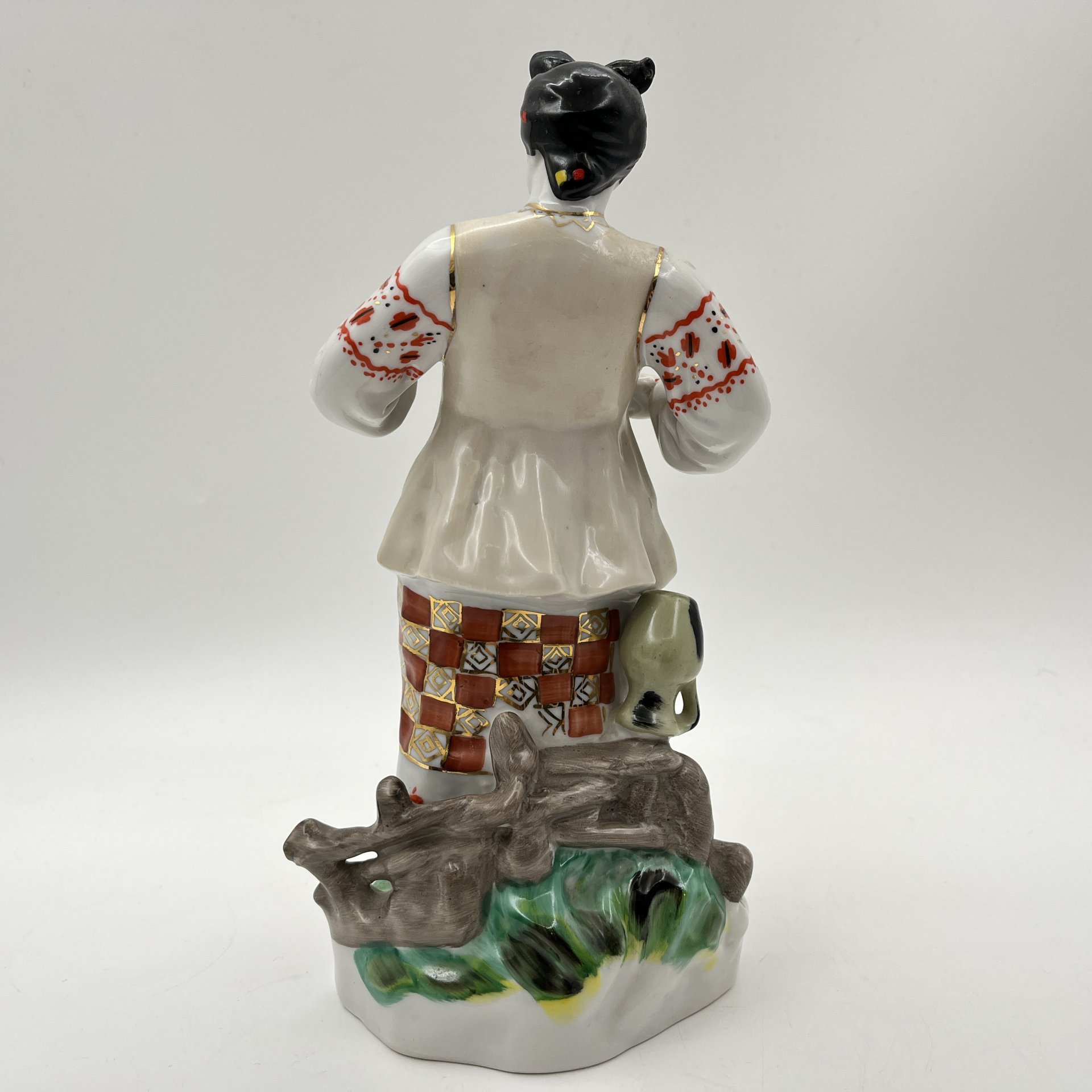 Статуэтка "Одарка", скульптор В.И. Щербина, фарфор, роспись, золочение, Киевский экспериментальный керамико-художественный завод (КЭКХЗ), СССР, 1976-1991 гг.