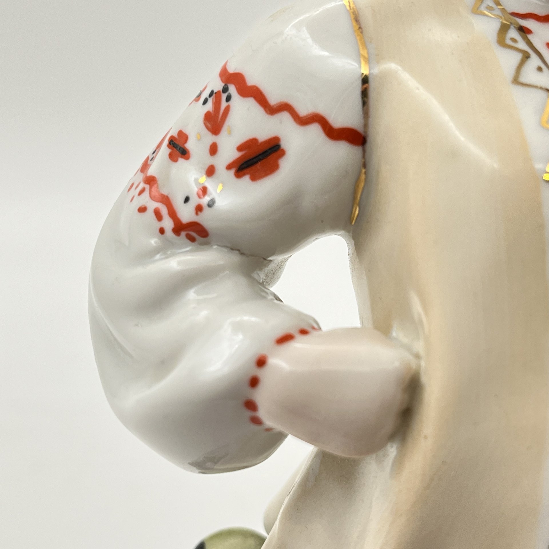 Статуэтка "Одарка", скульптор В.И. Щербина, фарфор, роспись, золочение, Киевский экспериментальный керамико-художественный завод (КЭКХЗ), СССР, 1976-1991 гг.