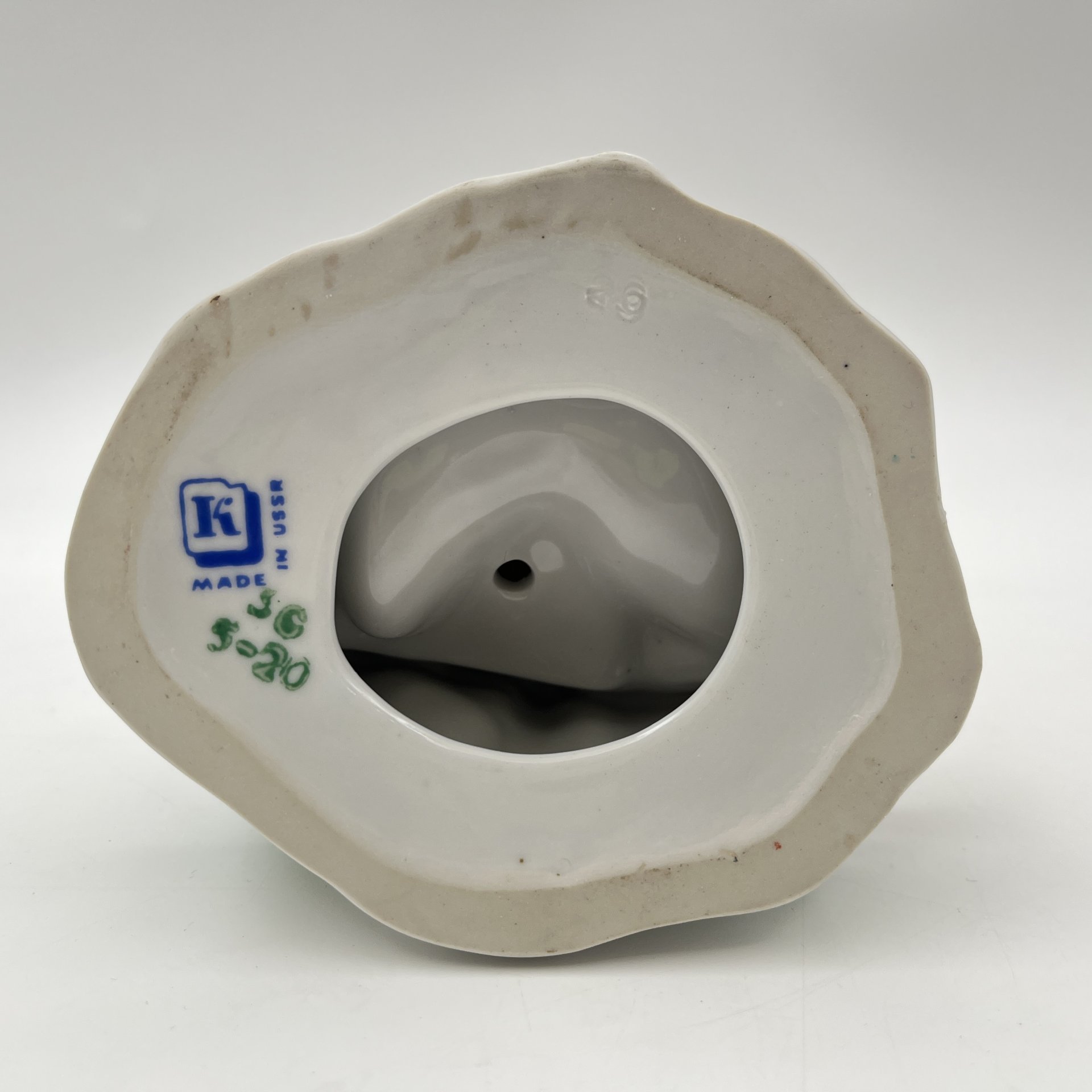 Статуэтка "Одарка", скульптор В.И. Щербина, фарфор, роспись, золочение, Киевский экспериментальный керамико-художественный завод (КЭКХЗ), СССР, 1976-1991 гг.