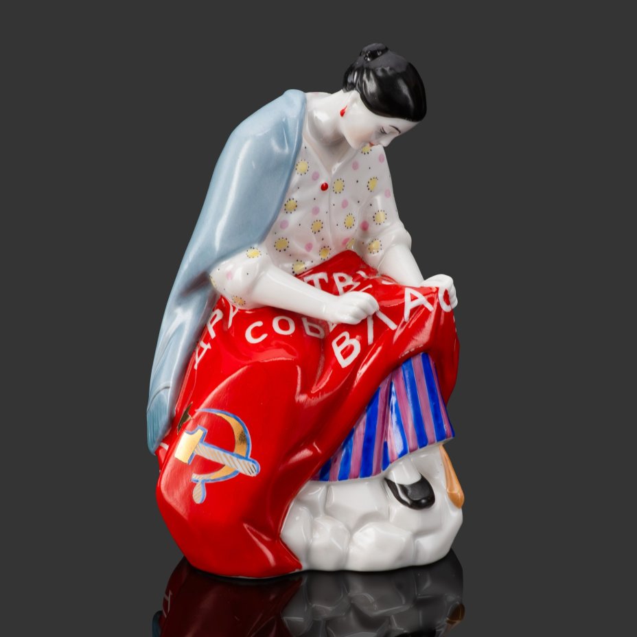 Статуэтка "Работница, вышивающая знамя", автор модели Н.Я. Данько, Ленинградский фарфоровый завод (ЛФЗ)