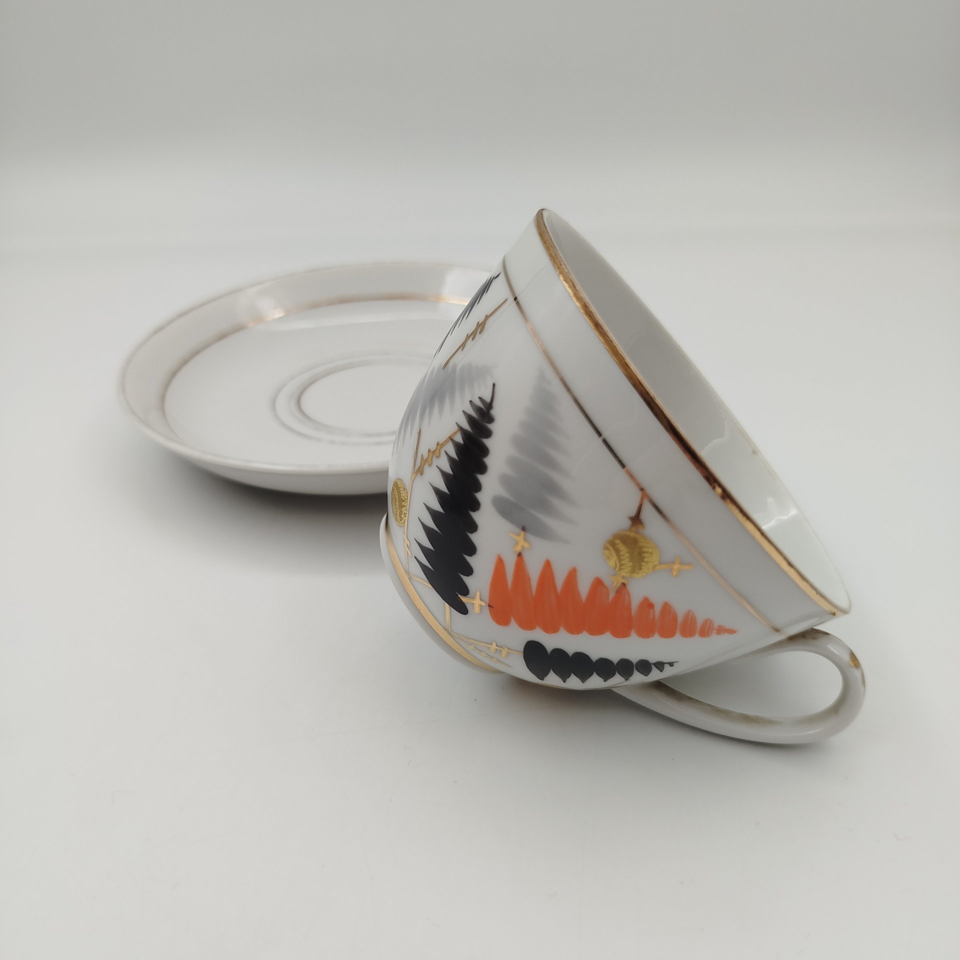 Пара чайная «Папоротник», форма "Весенняя" С.Е. Яковлевой, фарфор, роспись, золочение, цировка, Ленинградский фарфоровый завод (ЛФЗ), СССР, 1970-1992 гг.