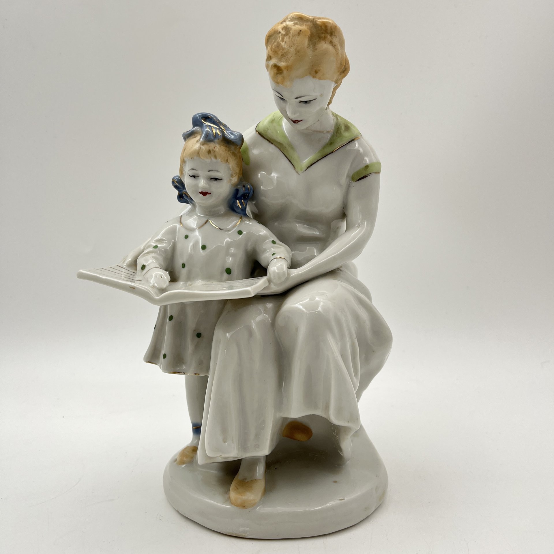 Статуэтка "Первая буква" (мама с дочкой читают букварь), автор И.А. Коломиец, фарфор, роспись, золочение, Полонский завод художественной керамики (Полонное ЗХК), СССР, 1960-1980 гг.