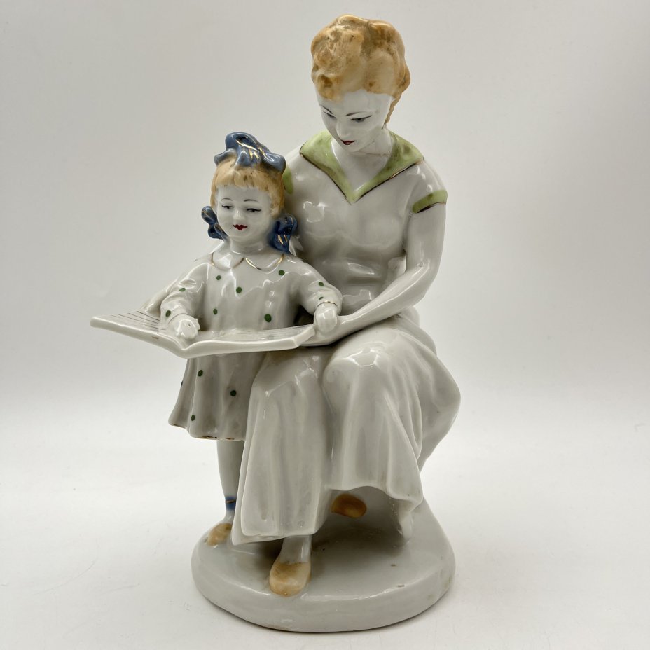 Статуэтка "Первая буква" (мама с дочкой читают букварь), автор И.А. Коломиец, фарфор, роспись, золочение, Полонский завод художественной керамики (Полонное ЗХК), СССР, 1960-1980 гг.