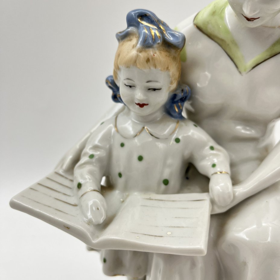 Статуэтка "Первая буква" (мама с дочкой читают букварь), автор И.А. Коломиец