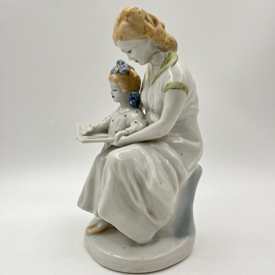 Статуэтка "Первая буква" (мама с дочкой читают букварь), автор И.А. Коломиец