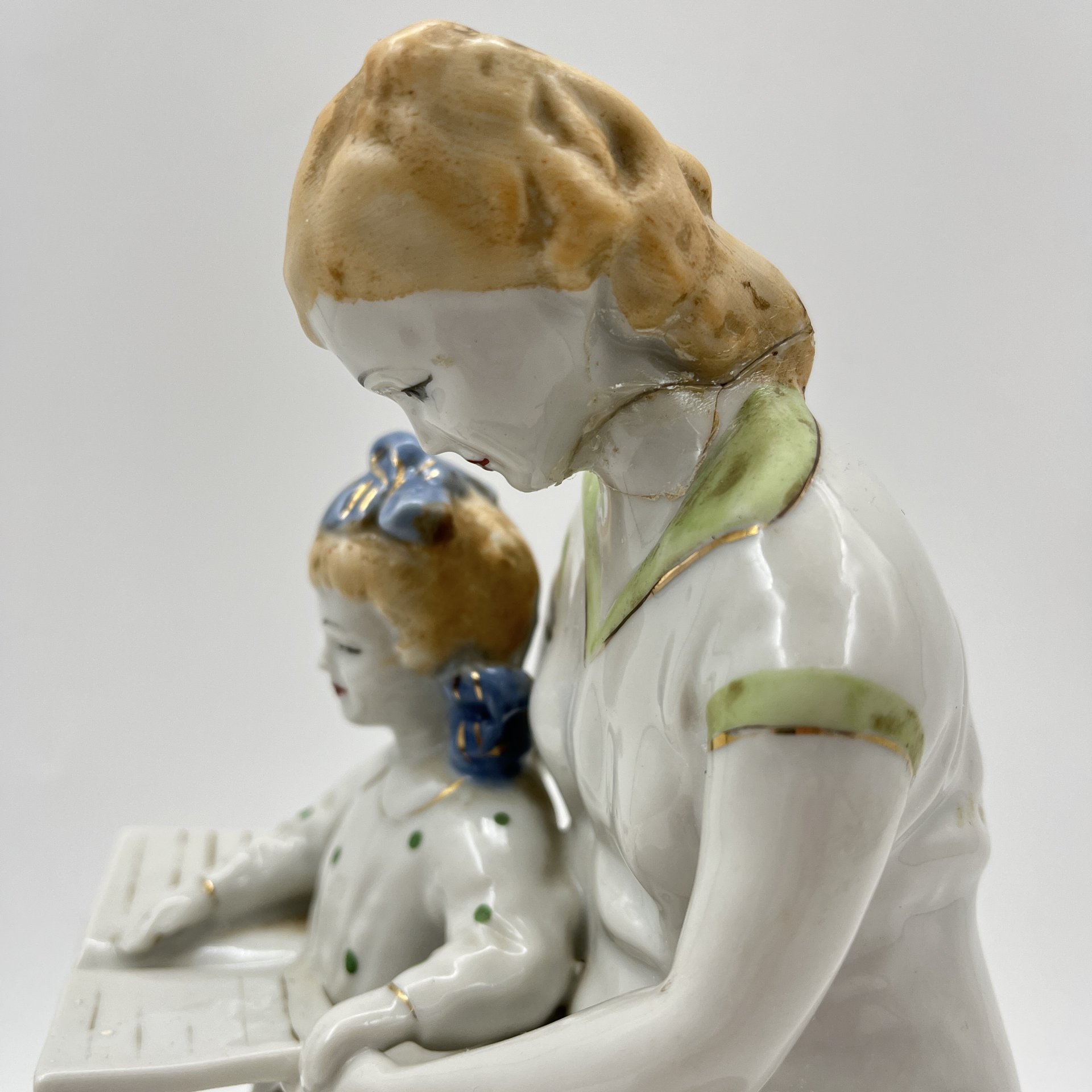 Статуэтка "Первая буква" (мама с дочкой читают букварь), автор И.А. Коломиец, фарфор, роспись, золочение, Полонский завод художественной керамики (Полонное ЗХК), СССР, 1960-1980 гг.