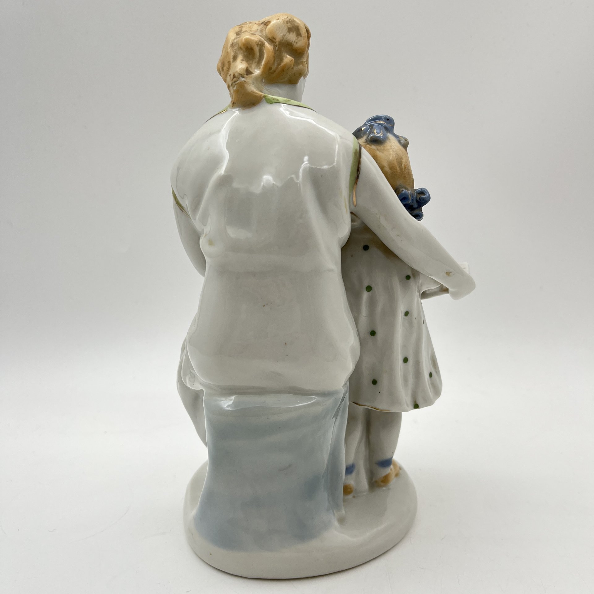 Статуэтка "Первая буква" (мама с дочкой читают букварь), автор И.А. Коломиец, фарфор, роспись, золочение, Полонский завод художественной керамики (Полонное ЗХК), СССР, 1960-1980 гг.