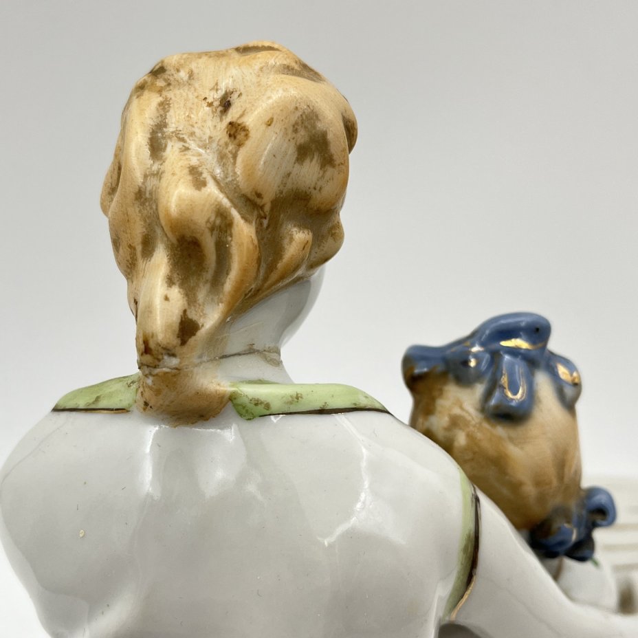 Статуэтка "Первая буква" (мама с дочкой читают букварь), автор И.А. Коломиец