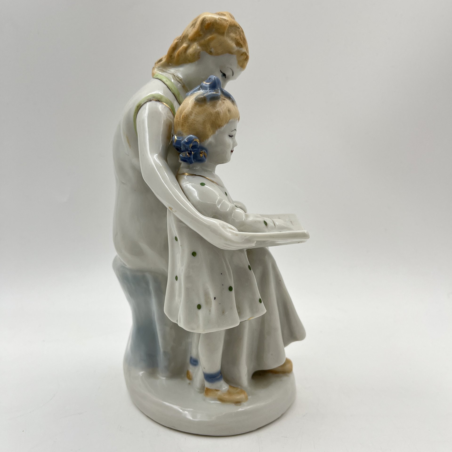 Статуэтка "Первая буква" (мама с дочкой читают букварь), автор И.А. Коломиец, фарфор, роспись, золочение, Полонский завод художественной керамики (Полонное ЗХК), СССР, 1960-1980 гг.