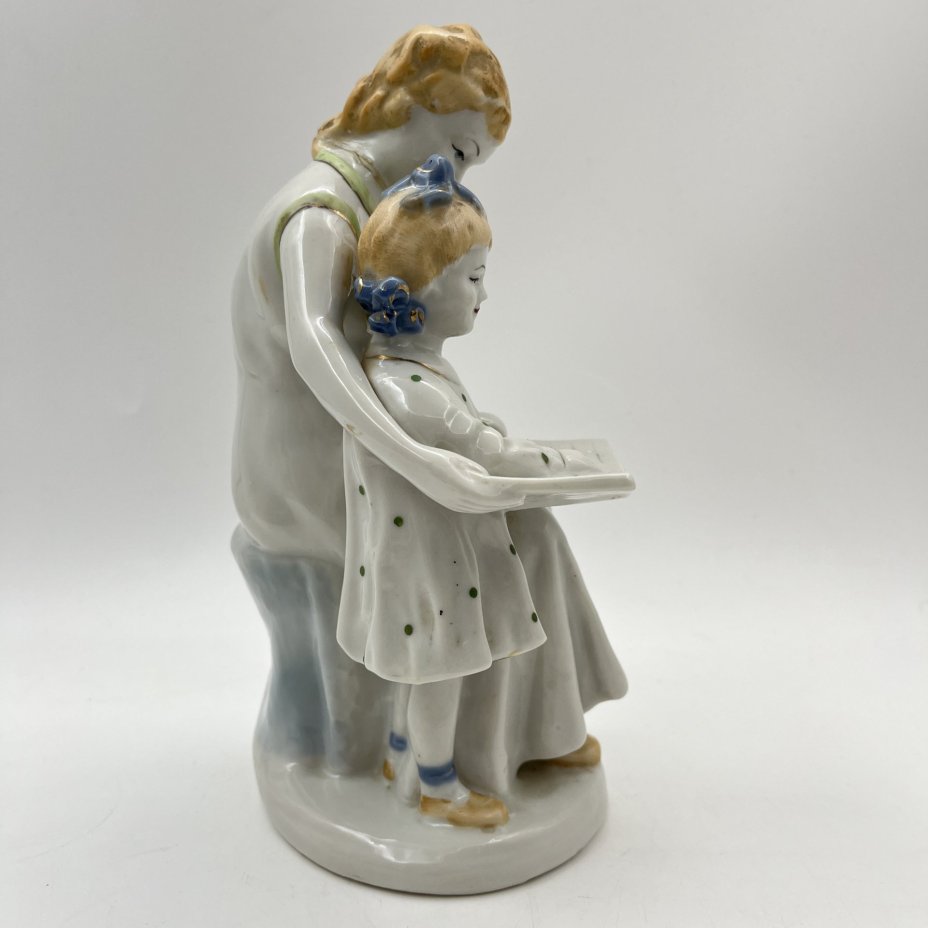 Статуэтка "Первая буква" (мама с дочкой читают букварь), автор И.А. Коломиец