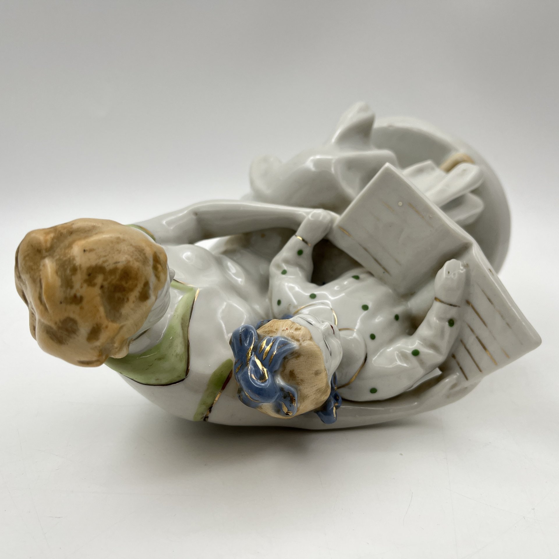 Статуэтка "Первая буква" (мама с дочкой читают букварь), автор И.А. Коломиец, фарфор, роспись, золочение, Полонский завод художественной керамики (Полонное ЗХК), СССР, 1960-1980 гг.