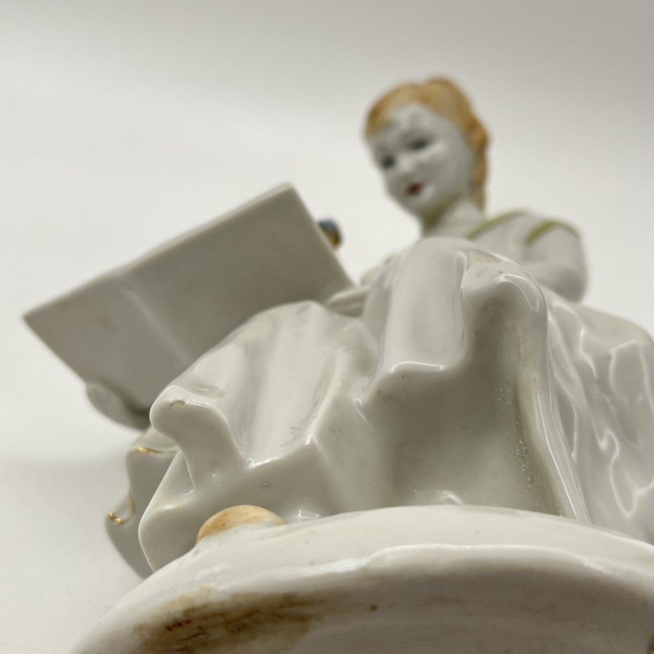 Статуэтка "Первая буква" (мама с дочкой читают букварь), автор И.А. Коломиец