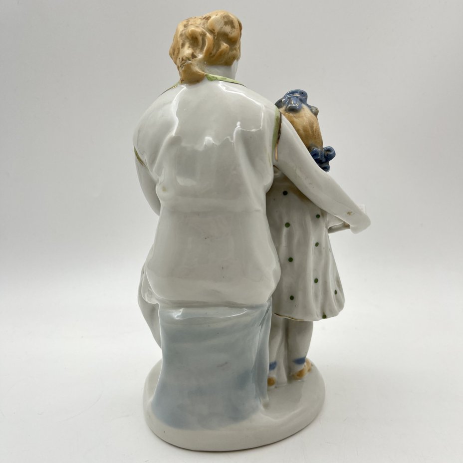 Статуэтка "Первая буква" (мама с дочкой читают букварь), автор И.А. Коломиец, Полонский завод художественной керамики (Полонное ЗХК)