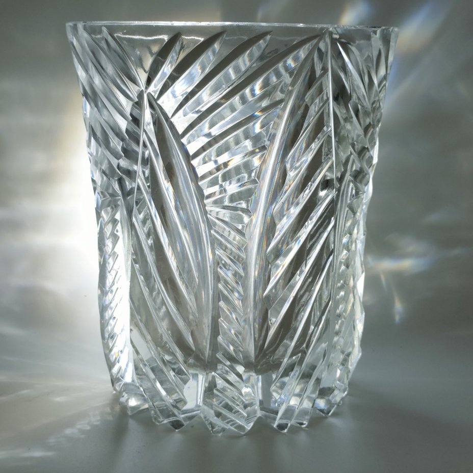 Ваза с резным геометрическим декором