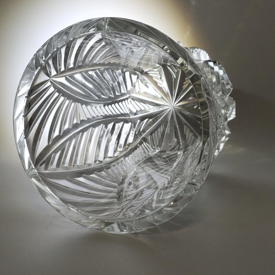 Ваза с резным геометрическим декором