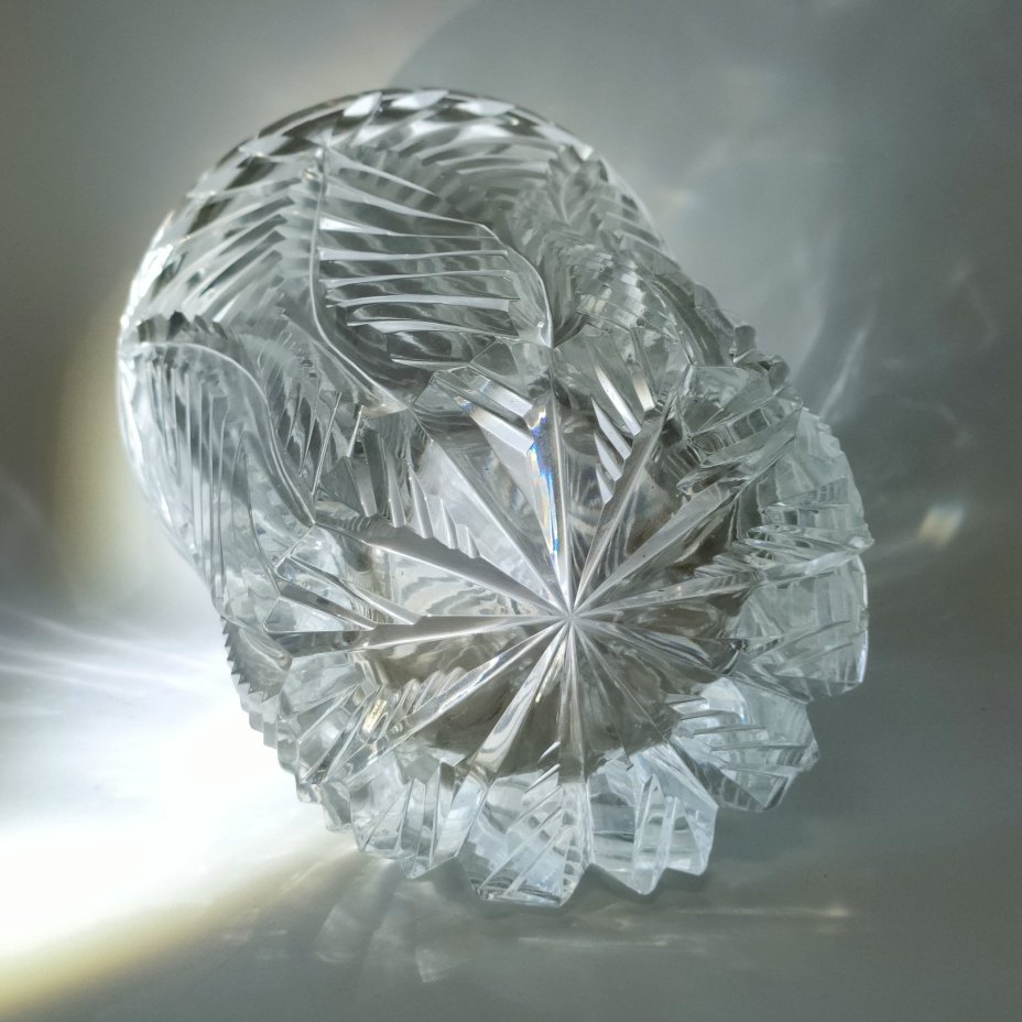 Ваза с резным геометрическим декором