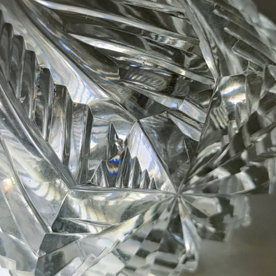 Ваза с резным геометрическим декором