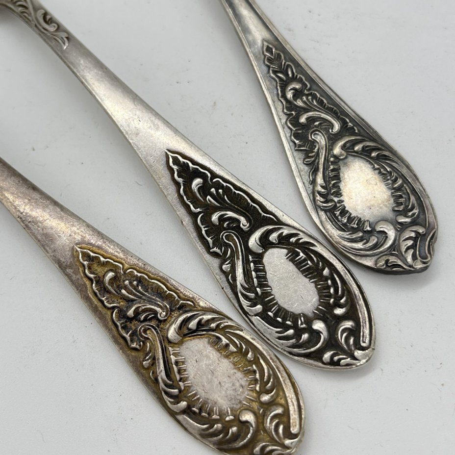 Набор из 3 десертных ложек с растительным декором на ручке, мельхиор (медь-никель), Киевский завод столовых приборов и посуды им. Дзержинского (ЗiД, ЗиД), СССР, 1960-1970 гг.