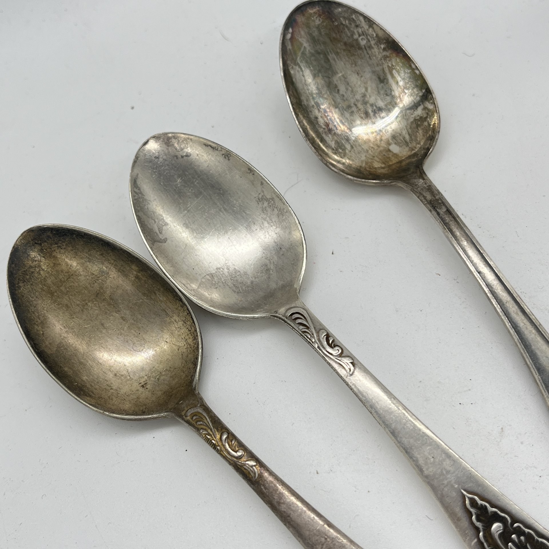 Набор из 3 десертных ложек с растительным декором на ручке, мельхиор (медь-никель), Киевский завод столовых приборов и посуды им. Дзержинского (ЗiД, ЗиД), СССР, 1960-1970 гг.