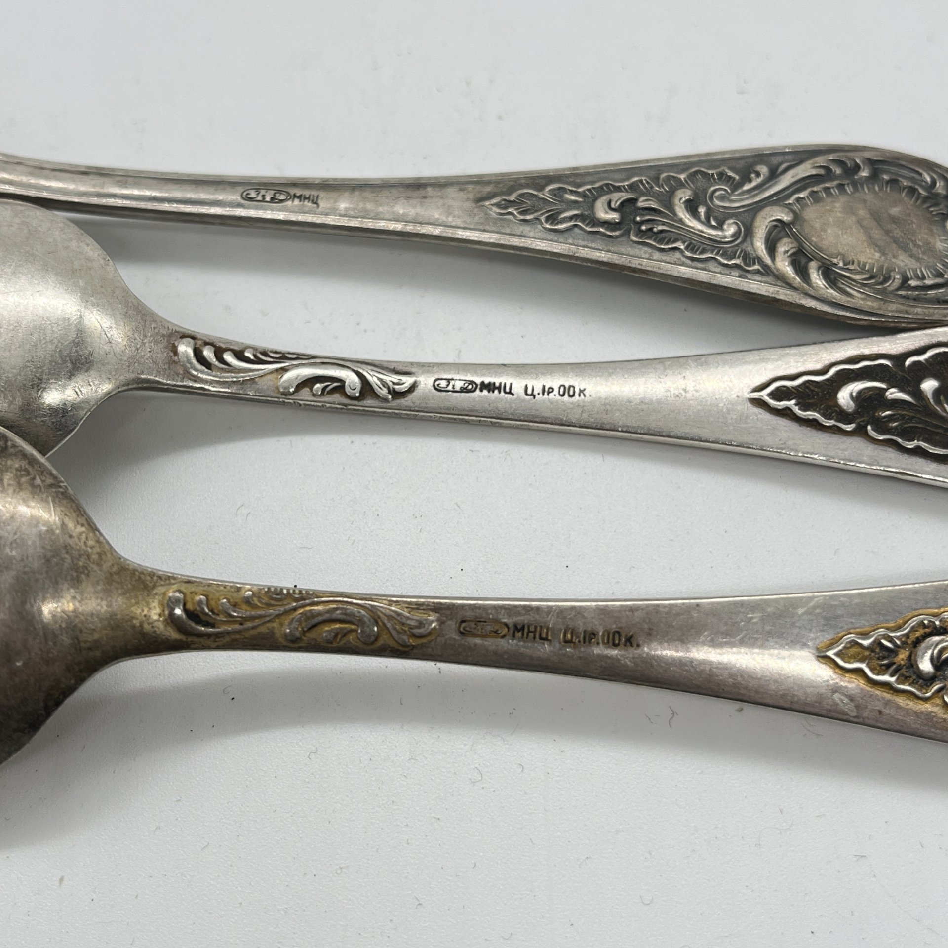 Набор из 3 десертных ложек с растительным декором на ручке, мельхиор (медь-никель), Киевский завод столовых приборов и посуды им. Дзержинского (ЗiД, ЗиД), СССР, 1960-1970 гг.