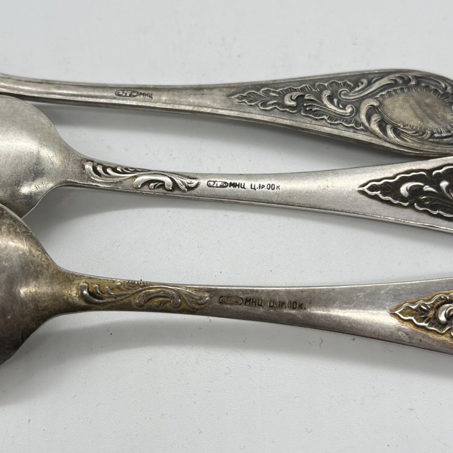 Набор из 3 десертных ложек с растительным декором на ручке, мельхиор (медь-никель), Киевский завод столовых приборов и посуды им. Дзержинского (ЗiД, ЗиД), СССР, 1960-1970 гг.
