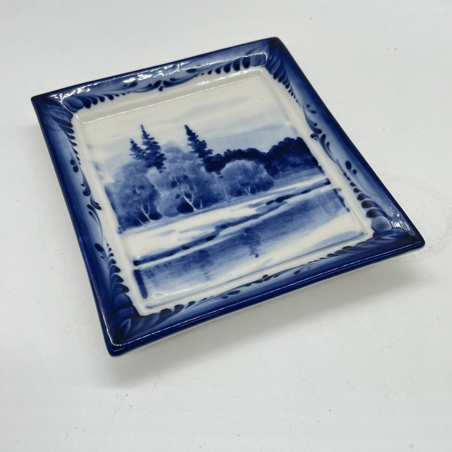 Панно настенное расписное с изображением пейзажа, ав. Ю. Гуляев, фарфор, роспись, Объединение «Гжель», СССР, 1980-2000 гг.